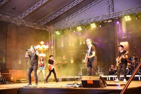 formatia trupa jukebox show music party concert public bella santiago alex vasilache artisti muzica live 